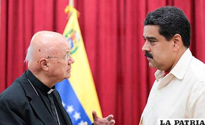 Representante del Vaticano, Claudio María Celli (izq.) se reúne con el presidente venezolano, Nicolás Maduro (der.)