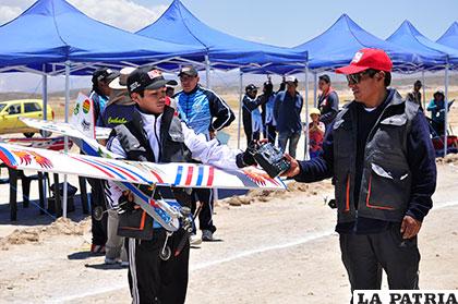 Personas de todas las edades practican el aeromodelismo