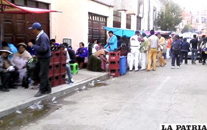 Vendedores de bebidas alcohólicas se apoderaron de calles adyacentes al Santuario del Socavón