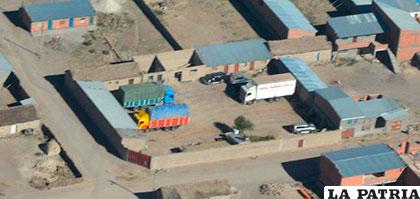 Imagen aérea revela supuestos camiones cargados con mercadería de contrabando /radiofides.com/Archivo
