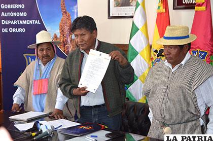 El gobernador Vásquez sostiene el documento que declara patrimonio a la cultura Uru