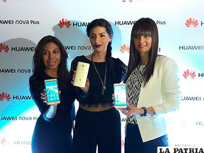Jimena Álvarez, gerente de productos; Vero Pérez, embajadora y Elena Álvarez, gerente de Marketing de Huawei muestran el nuevo producto