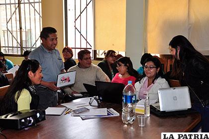 Representantes de todos los laboratorios de Oruro asistieron al taller