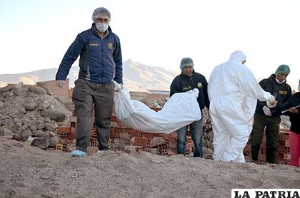 Investigadores sacan el cuerpo de Sheyla García de un lote baldío en Sabaya /Archivo