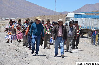 El alcalde Pablo Villca (izq.) con autoridades originarias se aproximan a dialogar con las autoridades de Gobierno