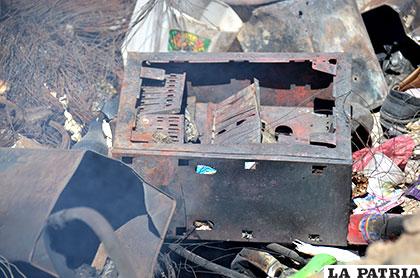 En una fosa se quemó mercadería de contrabando