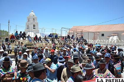 La población de ese municipio se reunió en su plaza a la llegada del defensor del Pueblo, David Tezanos