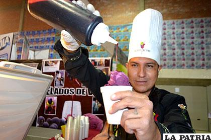 El chef internacional prepara el delicioso helado de vino
