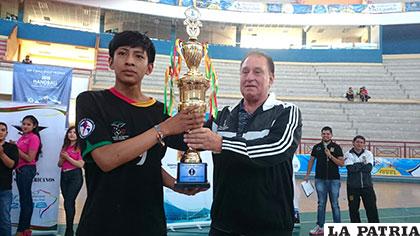 El orureño Arturo Lisidro recibe su trofeo como el más destacado del torneo