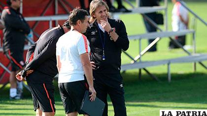 Ricardo Gareca dialoga con sus colaboradores /deportesrcn.com