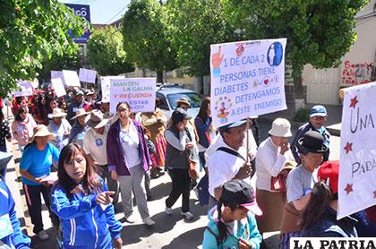 Casi un centenar de personas con diabetes participaron de la marcha por su día