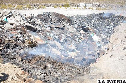 La mercadería presuntamente quemada aún humeaba en una de las fosas próximas a Sabaya