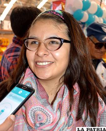 Claudia Velasco Sarmiento: Soy orureña y vengo cada año al Expoteco y en realidad creo que es casi lo mismo, como que le hace falta renovarse un poco. En esta ocasión estamos emprendiendo en un nuevo negocio así que estamos viendo distribución de productos, eso es lo que nos está interesando, alimentos y esa serie de cosas. Creo que la feria no tiene algo negativo, está bien aunque nos falta un poco más de visión y crecer más, ver hacia empresas internacionales que la verdad no veo acá como en ferias de Cochabamba, Santa Cruz por ejemplo, necesitamos una promoción que sea de año entero y promoción hacia afuera para que las empresas puedan venir a mostrar sus productos, aumentaría eso, publicidad año redondo.