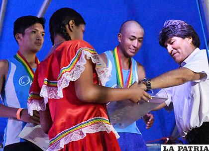 Pérez y Basco reciben el premio de parte de Morales /ABI