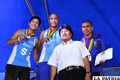 Jean Manuel Pérez, Vidal Basco y Daniel Toroya, junto a Morales /ABI