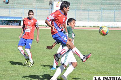 La acción del partido en el cual empató Deportivo Sabaya y Surcar