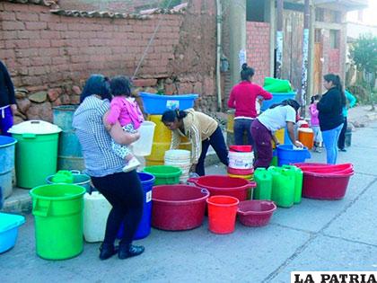 La falta de provisión de agua obliga a los ciudadanos a comprar de cisternas /CORREODELSUR.COM