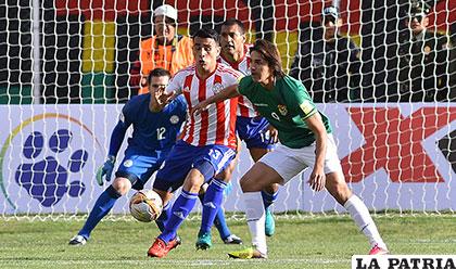 Martins, autor del gol boliviano, intenta dominar el balón ante la marca de los paraguayos /APG