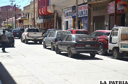Los motorizados parqueados en doble fila en la calle Cochabamba
