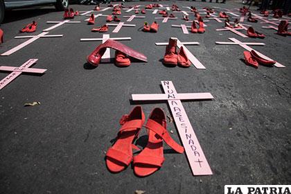 Cruces de protesta contra el feminicidio