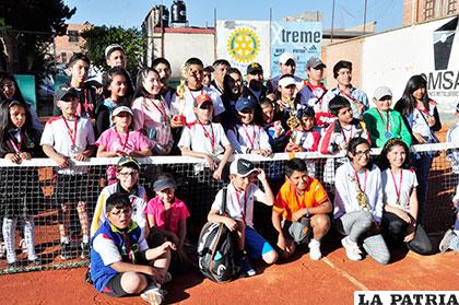 Deportistas que fueron premiados en el certamen intercolegial de tenis