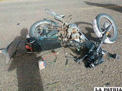 La motocicleta de la víctima quedó destrozada