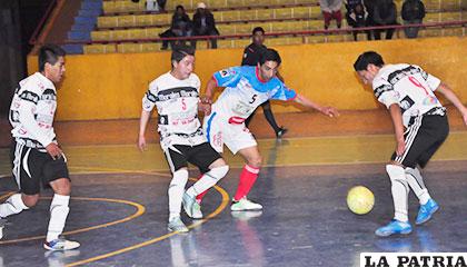 Una jugada del partido donde Fantasmas Morales Moralitos venció a Quiroziñoz