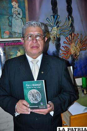 Jorge Encinas presentó su libro Paz y Libertad