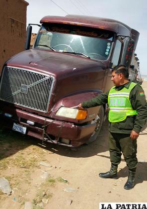Un investigador muestra el camión, que impactó a la estudiante