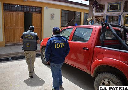 Dos de los peritos ingresan a la morgue del Cementerio General