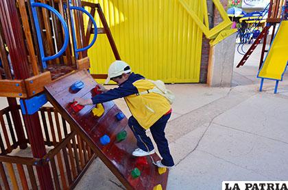 Niños pueden sentirse seguros en los parques infantiles que le ofrece la empresa