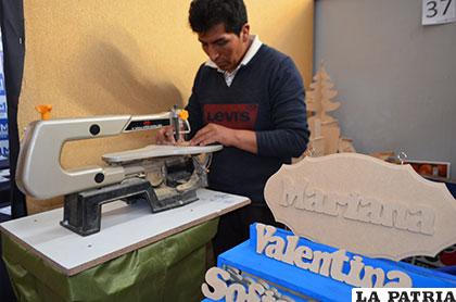 Una máquina caladora ayuda a Alfredo a crear sus artesanías en madera