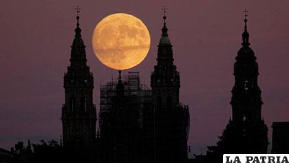 La luna desde Santiago de Compostela