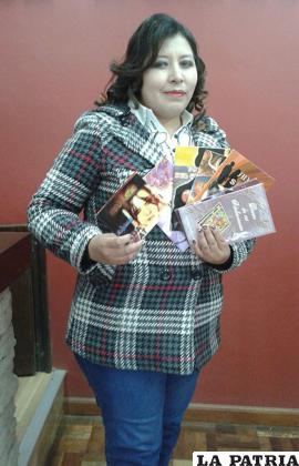 Ivonne Isuara Mendoza, muestra su colección de libros