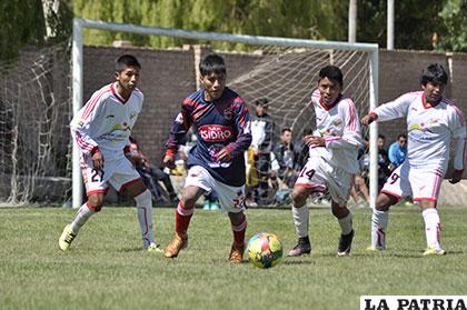 La acción del partido entre La Joya y San Isidro, terminó 2-2