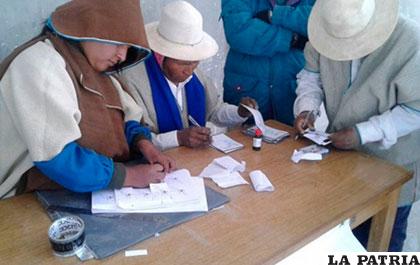 Los Uru Chipaya en la jornada de referendo del domingo /ANF