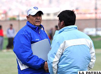 De Toro (entrenador de San José) expresa su preocupación a uno de los directivos