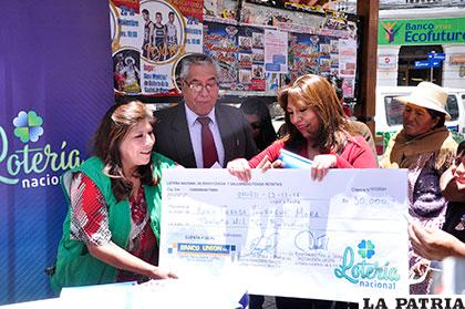 María Teresa Jáuregui recibe el cheque de 30 mil bolivianos