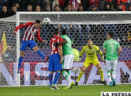 Atlético de Madrid clasifica primero de su grupo venció 2-0 a PSV
