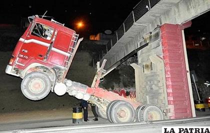 Camión impactó contra una pasarela de la Autopista La Paz-El Alto /GAMLP