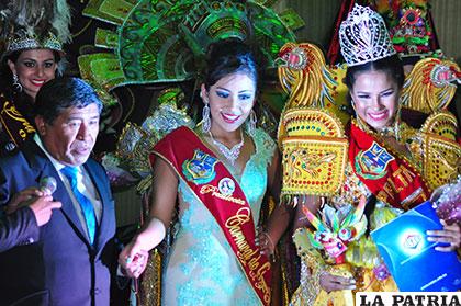 Jacinto Quispaya junto a las dos recientes predilectas del Carnaval de Oruro Raquel Parrado (2015) y Nadia Hinojosa (2016)