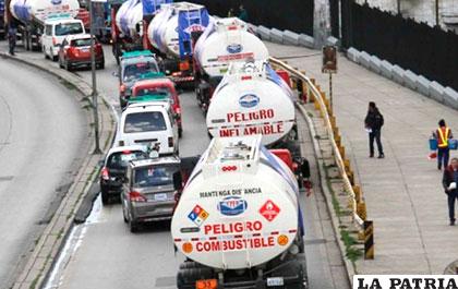 Camiones de gasolina transportando agua en La Paz /ABI