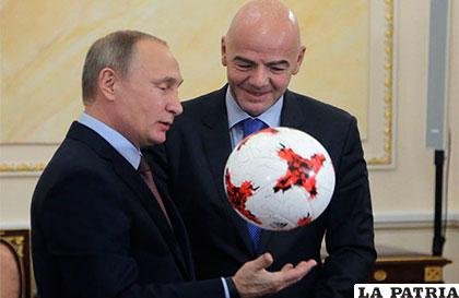 Vladímir Putin y Gianni Infantino, con el balón oficial