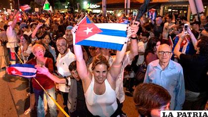 Varios centenares de personas festejaron la muerte de Fidel Castro con bailes y cantos /ondacero.es