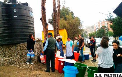 Los vecinos de Achumani esperan para recibir agua del tanque /ANF