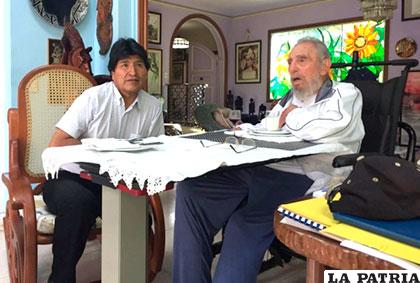 Evo Morales junto a Fidel Castro en su visita realizada en agosto de este año /ABI