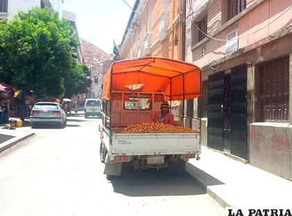 Los infractores venden alimentos en un vehículo inapropiado para tal acción