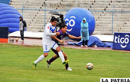 La acción del partido que por momentos de jugó en lluvia
