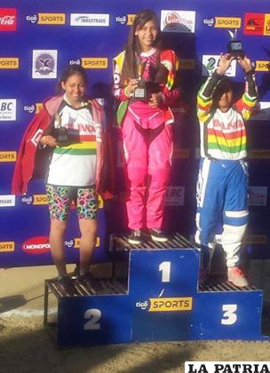 Dayana Beltrán en el podio con la 
medalla de oro