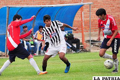 Edson Almaraz, de Oruro Royal, intenta quitar el balón a su contrario